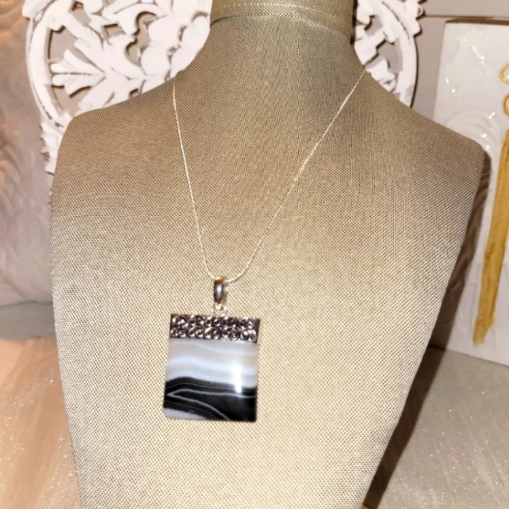 UNIQUE STERLING SILVER BANDED ONYX PENDANT AND CHAIN - Picture 3 of 3